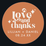 Modern Retro Oranje en Cream Wedding Bedankt Ronde Sticker<br><div class="desc">Deze moderne Retro Sinaasappel en Cream Wedding Dank u Klassieke Ronde Sticker is een geweldige manier om een beetje meer verpersoonlijking aan uw grote dag toe te voegen. Het kleurenpalet van sinaasappel en crème geeft dit een extra moderne,  maar  retro blik. Zeg bedankt met Love & Bedankt.</div>