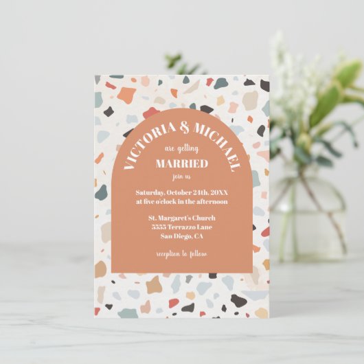 Modern Retro Terrazzo Wedding Arch Uitnodiging (Staand voorkant)