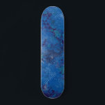Modern Retro Urban Blue Persoonlijk Skateboard<br><div class="desc">Dankzij het moderne stadblauw en witte unieke design kunt u 180's stijlvol maken. Dit stijlvolle dek is perfect voor elke buitenskateboarder die graag surf van de stoep gooit.</div>