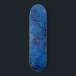 Modern Retro Urban Blue Persoonlijk Skateboard<br><div class="desc">Dankzij het moderne stadblauw en witte unieke design kunt u 180's stijlvol maken. Dit stijlvolle dek is perfect voor elke buitenskateboarder die graag surf van de stoep gooit.</div>