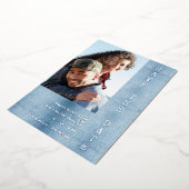 Modern Romantic Blue Jean Engaged Couple Photo Folie Uitnodiging (Gedraaid)