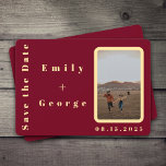 Modern Romantic Burgundy Gold Couple Photo Wedding Save The Date<br><div class="desc">Deze elegante en moderne foto slaat de datumuitnodiging op Een levendige Bourgogne achtergrond, deze uitnodiging is zeker om een verklaring af te leggen. Het stijlvolle ontwerp laat een romantisch koppel foto zien in een boog, met een luxe goudtypografie. De typografie voegt een aanraking van verfijning toe en trekt het oog...</div>