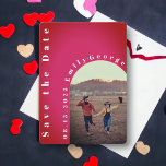 Modern Romantic Burgundy Red Arch Photo Weddenscha Save The Date<br><div class="desc">Deze elegante en moderne foto slaat de datumuitnodiging op Met een levendige rode achtergrond, is deze uitnodiging zeker om een verklaring af te leggen. Het stijlvolle ontwerp laat een romantisch koppel foto zien in een boog, omringd door moderne gekromde typografie. De typografie voegt een aanraking van verfijning toe en trekt...</div>