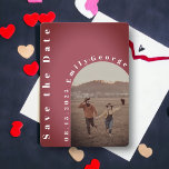 Modern Romantic Couple Burgundy Arch Photo Weddens Save The Date<br><div class="desc">Deze elegante en moderne foto slaat de datumuitnodiging op Een levendige Bourgogne achtergrond, deze uitnodiging is zeker om een verklaring af te leggen. Het stijlvolle ontwerp laat een romantisch koppel foto zien in een boog, omringd door moderne gekromde typografie. De typografie voegt een aanraking van verfijning toe en trekt het...</div>