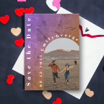 Modern Romantic Couple Rustic Arch Photo Wedding Save The Date<br><div class="desc">Deze elegante en moderne foto sparen de datumuitnodiging Eigenschappen een rustige achtergrond, is deze uitnodiging zeker om een verklaring te maken. Het stijlvolle ontwerp laat een romantisch koppel foto zien in een boog, omringd door moderne gekromde typografie. De typografie voegt een aanraking van verfijning toe en trekt het oog op...</div>