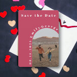 Modern Romantic Viva Magenta Arch Photo Weddenscha Save The Date<br><div class="desc">Deze elegante en moderne foto sparen de datumuitnodiging Eigenschappen een levendige viva magenta achtergrond, is deze uitnodiging zeker om een verklaring te maken. Het stijlvolle ontwerp laat een romantisch koppel foto zien in een boog, omringd door moderne gekromde typografie. De typografie voegt een aanraking van verfijning toe en trekt het...</div>
