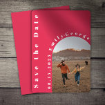 Modern Romantic Viva Magenta Arch Photo Weddenscha Save The Date<br><div class="desc">Deze elegante en moderne foto sparen de datumuitnodiging Eigenschappen een levendige viva magenta achtergrond, is deze uitnodiging zeker om een verklaring te maken. Het stijlvolle ontwerp laat een romantisch koppel foto zien in een boog, omringd door moderne gekromde typografie. De typografie voegt een aanraking van verfijning toe en trekt het...</div>