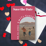 Modern Romantic Viva Magenta Arch Photo Weddenscha Save The Date<br><div class="desc">Deze elegante en moderne foto sparen de datumuitnodiging Eigenschappen een levendige viva magenta achtergrond, is deze uitnodiging zeker om een verklaring te maken. Het stijlvolle ontwerp laat een romantisch koppel foto zien in een boog, omringd door moderne gekromde typografie. De typografie voegt een aanraking van verfijning toe en trekt het...</div>