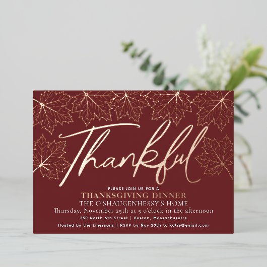 Modern rood dankbare herfstbladeren Thanksgiving Folie Uitnodiging (Staand Voorkant)