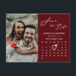 Modern Rood Elegant Script Photo Save the Date Aankondigingskaart<br><div class="desc">Modern Maroon Red | Bourgogne Elegant Script 'Save the Date' Aankondiging Briefkaart met aangepaste kalender met een prachtige foto. Laat je familie, vrienden en collega’s weten dat je met deze elegante kaart een datum hebt vastgesteld voor je huwelijksfeest. Als u de ringmarkering wilt verplaatsen > klik op blauw ‘Personaliseren’ >...</div>