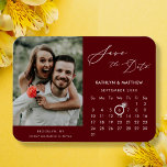 Modern Rood Elegant Script Photo Save the Date Magneet<br><div class="desc">Modern Maroon Red | Bourgogne Elegant Script ‘Save the Date’ Magnet met aangepaste kalender met een prachtige foto. Laat je familie, vrienden en collega’s weten dat je een datum hebt vastgesteld voor je huwelijksfeest met deze elegante magneet. Als u de ringmarkering wilt verplaatsen > klik hieronder op blauw ‘Personaliseren’ >...</div>