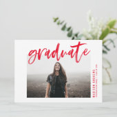 Modern rood geborsteld script afstudeerfeest kaart (Staand voorkant)