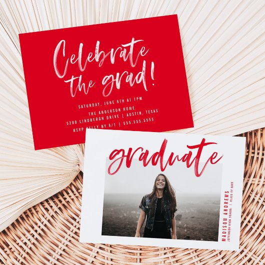 Modern rood geborsteld script afstudeerfeest kaart