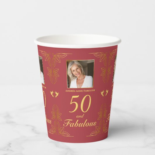 Modern Rood Goud 50 Fabulous Foto Verjaardag Papieren Bekers (Achterkant)