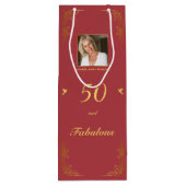 Modern Rood Goud 50 Fabulous Verjaardagsfoto Wijn Cadeautas (Achterkant)