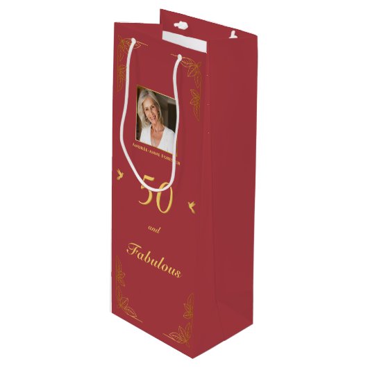 Modern Rood Goud 50 Fabulous Verjaardagsfoto Wijn Cadeautas (Voorkant Gekanteld)