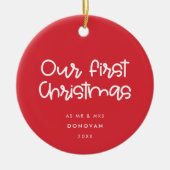 Modern rood onze eerste kerst getrouwd keramisch ornament (Voorkant)