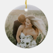 Modern rood onze eerste kersttrouwfoto keramisch ornament (Achterkant)