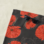 Modern rood papaverpatroon Monogram op leigrijs Strandlaken (In situ)