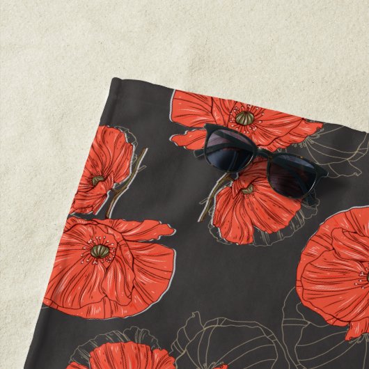 Modern rood papaverpatroon Monogram op leigrijs Strandlaken (In situ)