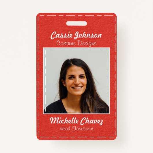 Modern rood wit gestikt faux leer foto badge (Voorkant)