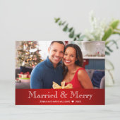 Modern Rood Wit Getrouwd en Vrolijk Foto Feestdagenkaart (Staand voorkant)