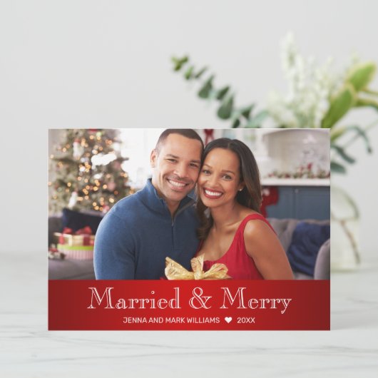 Modern Rood Wit Getrouwd en Vrolijk Foto Feestdagenkaart (Staand voorkant)