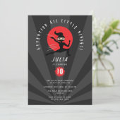 Modern rood zwart ninja krijger meisje verjaardags kaart (Staand voorkant)
