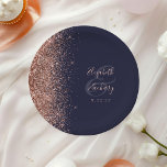 Modern Roos Gold Glitter Donkerblauw Bruiloft Papieren Bordje<br><div class="desc">Deze elegante moderne bruiloft borden zijn voorzien van een roos gouden faux glitter rand. Pas eenvoudig de roos roze tekst aan op een donkerblauwe achtergrond,  met de namen van de bruid en bruidegom in grillige handschriftkalligrafie over een grote houtskoolgrijze ampersand.</div>