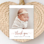 Modern Roos Gold Script Eenvoudige Baby Foto Bedankkaart<br><div class="desc">Eenvoudige elegante moderne kalligrafie Roos gouden script pasgeboren foto baby meisje dank u kaart. Beschikt over een mooie "dank je" tekst in een handgeschreven cursieve kalligrafie swash tail lettertype script in faux roos gouden folie (of blush roze folie). Aan de achterkant pre-made persoonlijke boodschap. Gemakkelijk te personaliseren met uw baby...</div>