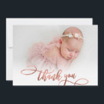 Modern Roos Gold Script Nieuwe Baby foto dank u Bedankkaart<br><div class="desc">Modern Elegant Chic Kalligrafie Roos Goud Script Foto Pasgeboren Baby Dank u Geboorte Aankondiging Kaart. Beschikt over een mooie "dank u" tekst in een handgeschreven kalligrafie swash tail lettertype script in FAUX roze rose gouden folie. Vooraf gemaakte persoonlijke boodschap aan de achterkant. Geweldig voor baby meisje of baby jongen. Gemakkelijk...</div>