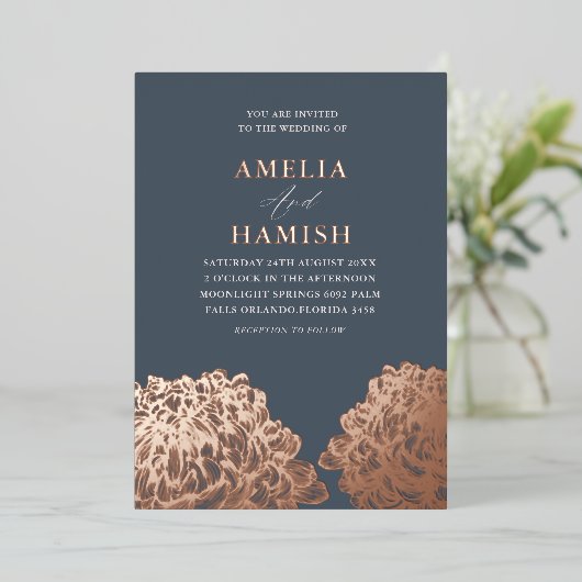 Modern Roos Goud & Blauw Bloemen Bruiloft Folie Uitnodiging (Staand Voorkant)