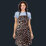 Modern Roos Goud Zwart Luipaard Cheetah Monogram Schort<br><div class="desc">Het ontwerp toont een modern, elegant en chique faux geprint rozen gouden folie luipaard cheetah dierenprint op de top van een zwart witte achtergrond. Het is cool, uniek en trendy. Pas dit ontwerp gewoon aan met uw eigen gepersonaliseerde monogram naam en initiaal. ***BELANGRIJKE ONTWERPOPMERKING: Voor elk aangepast ontwerpverzoek, zoals bijpassende...</div>