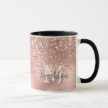 Modern Roos Gouden Glitter Confetti Monogrammed Mok<br><div class="desc">Moderne, girly roos gouden glitter confetti en roos gouden folie naam en monogrammed mok. Dit vrouwelijke ontwerp is voorzien van blush roze rose goud glitter sparkle confetti lijst op faux roze gouden folie achtergrond. U kunt gepersonaliseerd worden met uw monogram initiaal en naam in een handgeschreven lettertypescript. Een perfect vrouwelijk...</div>
