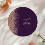 Modern Roos Gouden Glitter Paarse Bruiloft Papieren Bordje<br><div class="desc">Deze elegante moderne bruiloft borden zijn voorzien van een roos gouden faux glitter rand. Pas eenvoudig de roos roze tekst aan op een paarse achtergrond,  met de namen van de bruid en bruidegom in grillige handschriftkalligrafie over een grote houtskoolgrijze ampersand.</div>