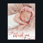 Modern Rose Gold Script Baby Girl Photo Thank You Briefkaart<br><div class="desc">Elegant Modern Chic Kalligrafie Roos Goud Script Foto Pasgeboren Baby Dank u Briefkaart. Beschikt over een mooie "dank u" tekst in een handgeschreven swash tail lettertype kalligrafie script in blush roze rose gouden faux folie. Aan de achterkant vooraf gemaakte persoonlijke boodschap. Geweldig voor baby meisje. Gemakkelijk te personaliseren met uw...</div>