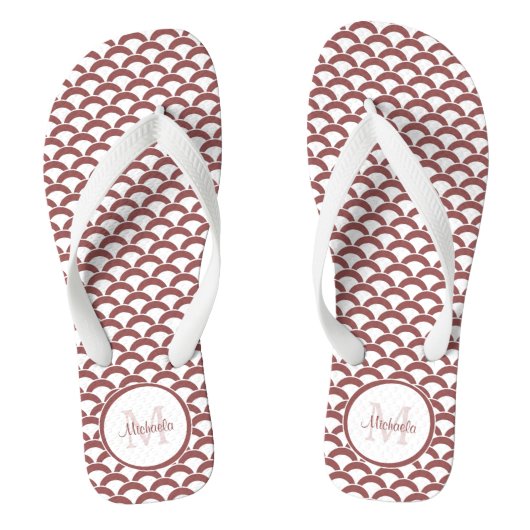Modern Rosy Brown White Scallops Monogram en Naam Teenslippers (Voetbed)