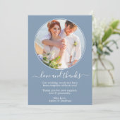 Modern Round Photo Lijst Dusty Blue Wedding Bedankkaart (Staand voorkant)