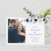 Modern Royal Blauw & Wit Bloemen Foto Bruiloft Kaart (Staand voorkant)
