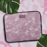 Modern Roze Camo Stijlvol Camouflage Hoesje laptop Laptop Sleeve<br><div class="desc">Voeg uw initialen toe aan dit schemerroze camo-laptophoesje.</div>