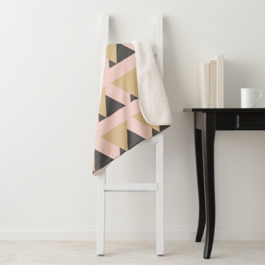 Modern roze en goud geometrische driehoek patroon sherpa deken (In situ)