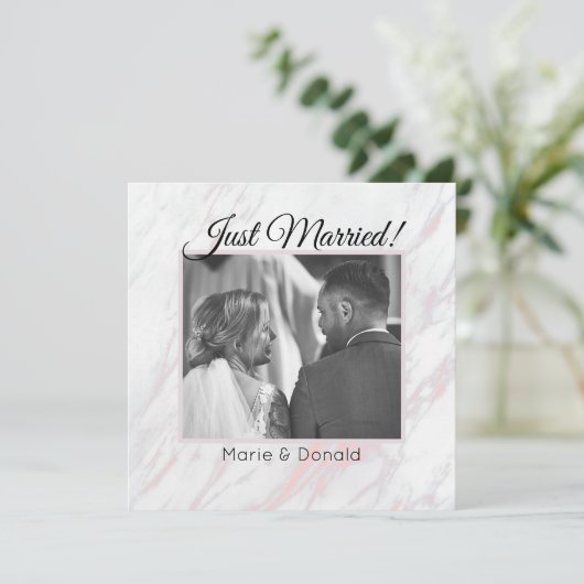Modern roze en grijs marmer Net getrouwd Feestdagenkaart (Staand voorkant)