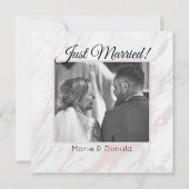 Modern roze en grijs marmer Net getrouwd Feestdagenkaart (Voorkant)