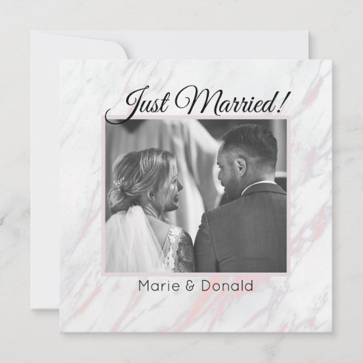 Modern roze en grijs marmer Net getrouwd Feestdagenkaart (Voorkant)