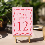 Modern Roze en Rode Golvende Lijst Bruiloft Kaart<br><div class="desc">Voeg een stijlvol tintje toe aan uw huwelijksfeest met deze Modern Wavy Lijst bruidstafelkaarten! Het retro ontwerp toont "Table" in een handgeschreven rood script met het onderstaande tabelnummer. Een rode golvende rand rond het tabelnummer contrasteert met een lichtroze achtergrond. Het ontwerp herhaalt zich op de achterkant. Om de tafelkaarten te...</div>