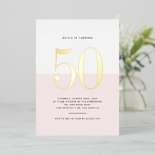 Modern Roze en Wit 50e Verjaardag Gouden Folie Folie Uitnodiging (Staand Voorkant)