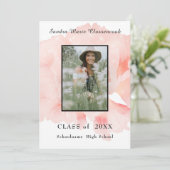 Modern roze floraal minimalistisch afstuderen aankondiging (Staand voorkant)
