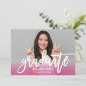 Modern, roze, geborsteld script Afstuderen Foto Kaart (Staand voorkant)