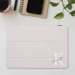 Modern roze gepersonaliseerde monogram naam iPad pro cover<br><div class="desc">Op maat ontworpen iPad-hoes met een modern handschrift monogram met aangepast initiaal en naam.</div>