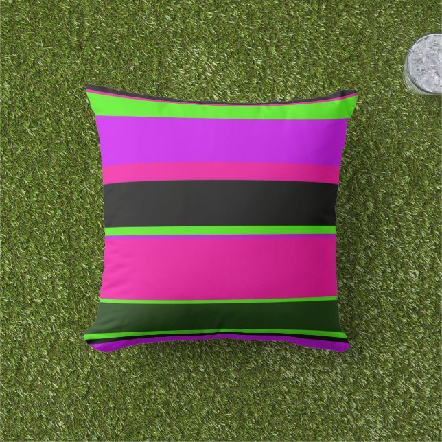 Modern Roze Groen Zwart Neon Stripes Buitenkussen (Gras)